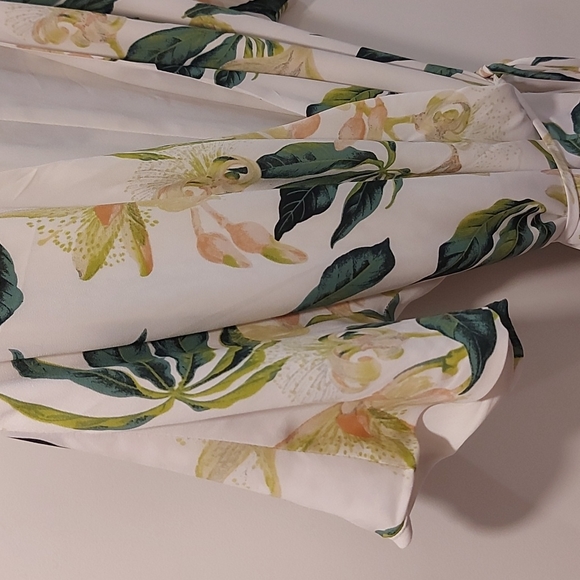 *SOLD* Aritzia Babaton Wallace Wrap Dress Floral Print Size S - Picture 3 of 6